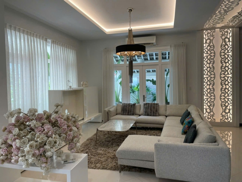 detached villa for rent with large garden in phu my hung